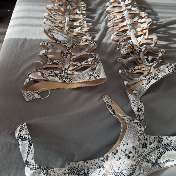 Thigh high snake print strapped sandals - Picture 3 of 3